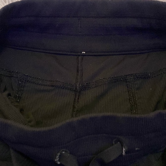 Size 2 Lululemon cropped studio pants (black) - Picture 3 of 4